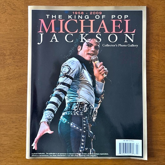 Michael Jackson King of Pop 2009 Collector’s Photo Gallery Tribute Magazine - Picture 1 of 16